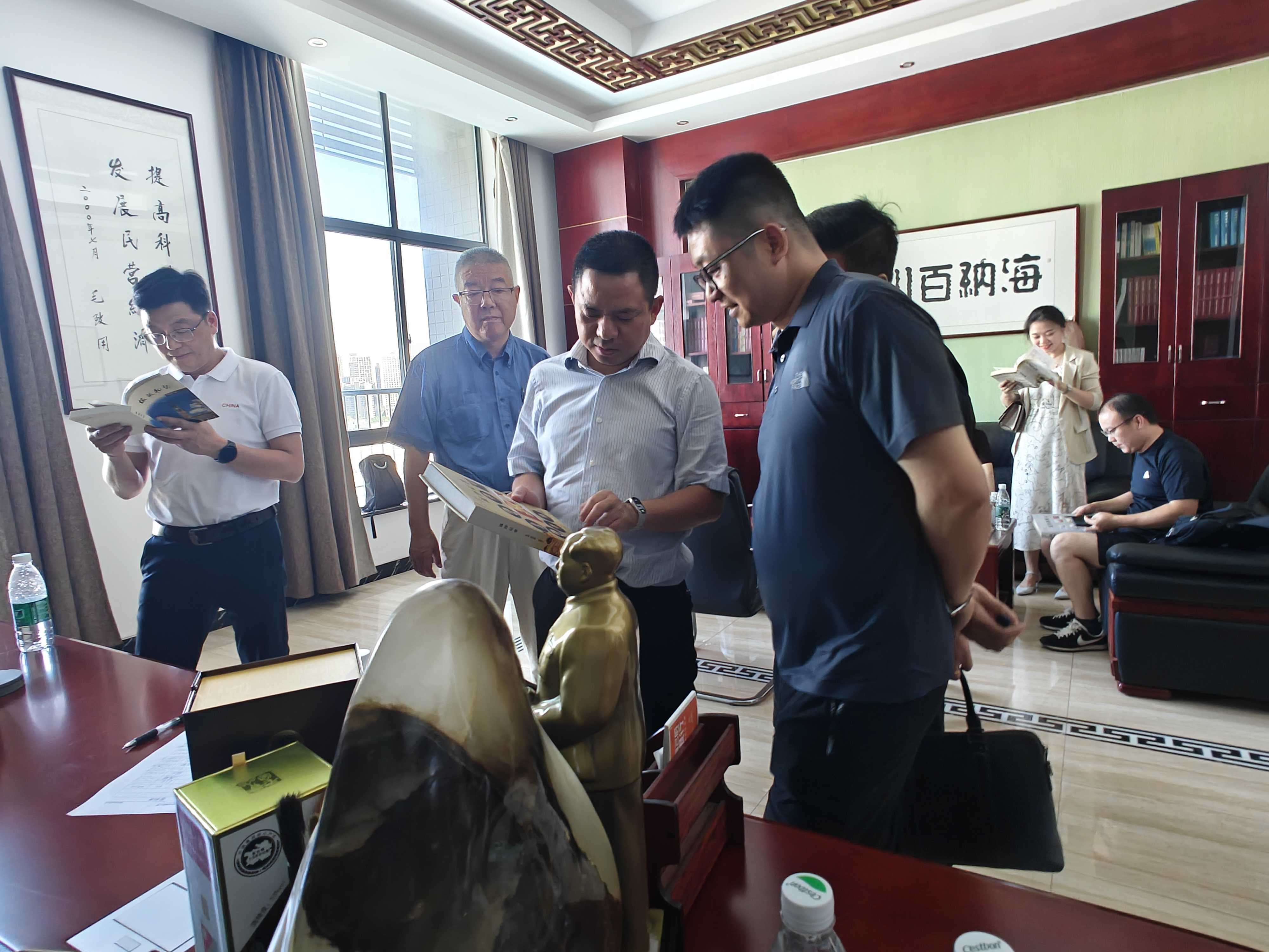 上海交大2024总裁班校友团参观考察云顶集团3118企业有限公司